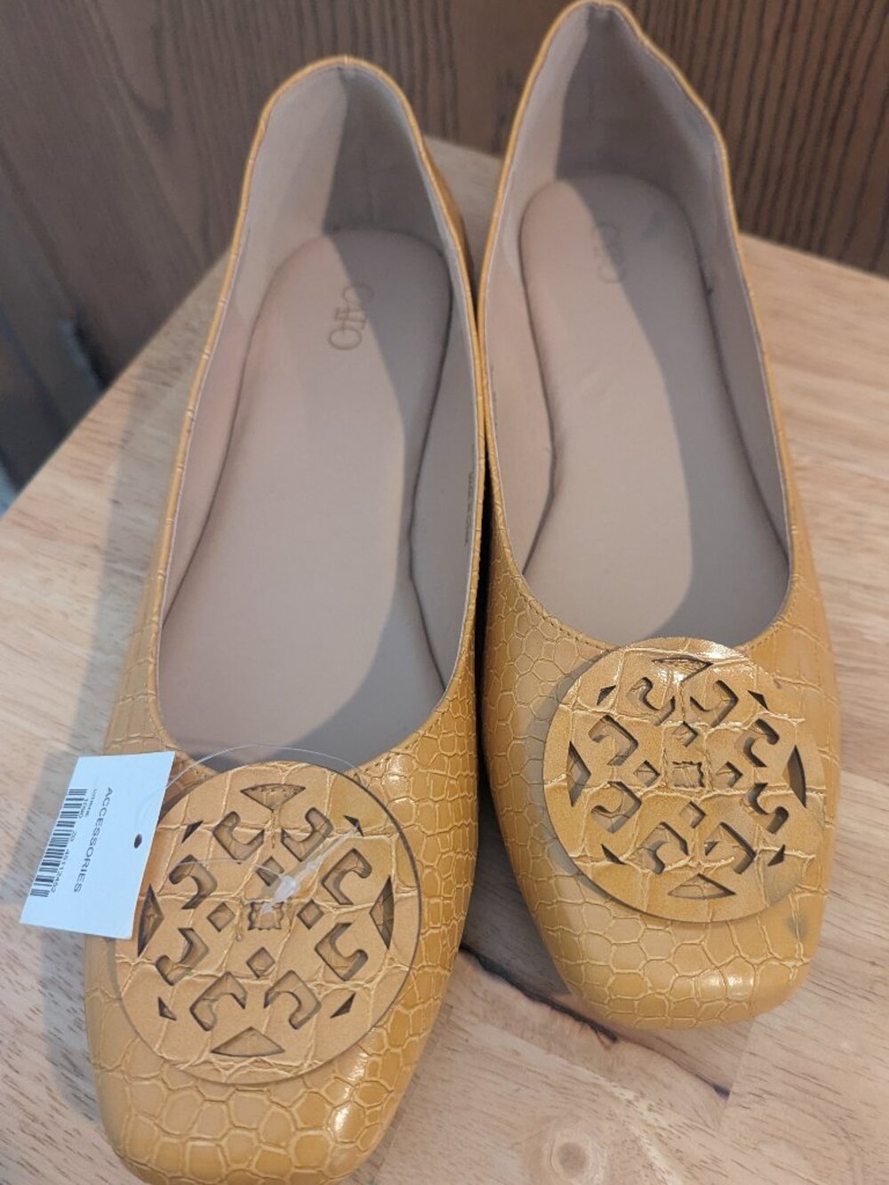 New Cato Medallion Ballet Flats Faux Leather Mustard Gold-Women s 11